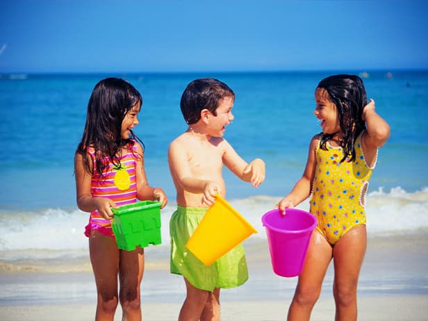 5 petits jeux faciles à organiser avec les enfants sur la plage 