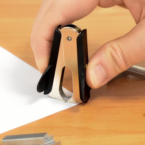 arrache-agrafes-chrome-et-recouvert-de-plastique