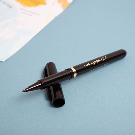 assmyt7n-stylo-feutre-uniball-sign-pen-pointe-moyenne-noir-2