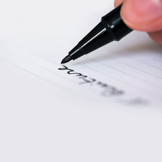 assmyt7n-stylo-feutre-uniball-sign-pen-pointe-moyenne-noir-4