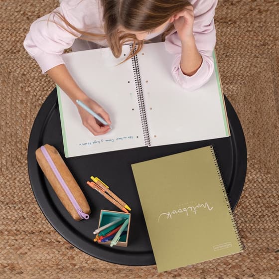 MR6091-bloc-notebook-recycle-a-spirale-a4-petits-carreaux-perfore-vert-04