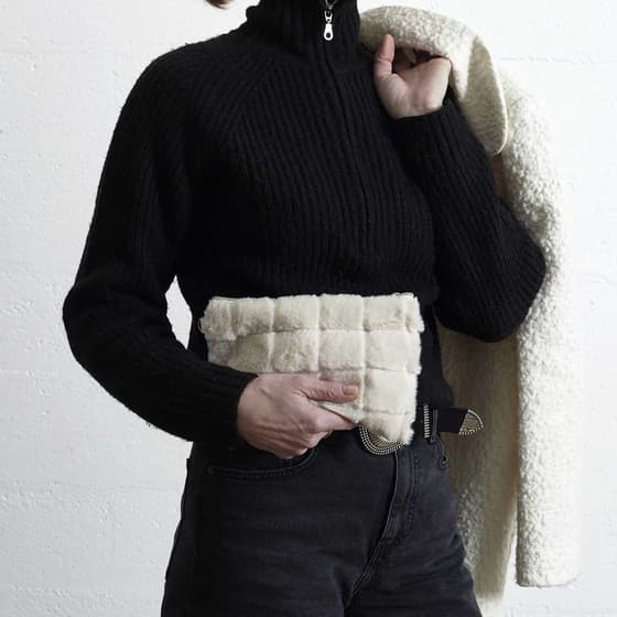 cmpsc0637-pochette-zippee-fausse-fourrure-fluffy-23x16-cm-2