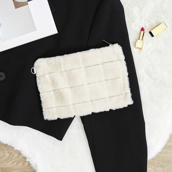 cmpsc0637-pochette-zippee-fausse-fourrure-fluffy-23x16-cm-3