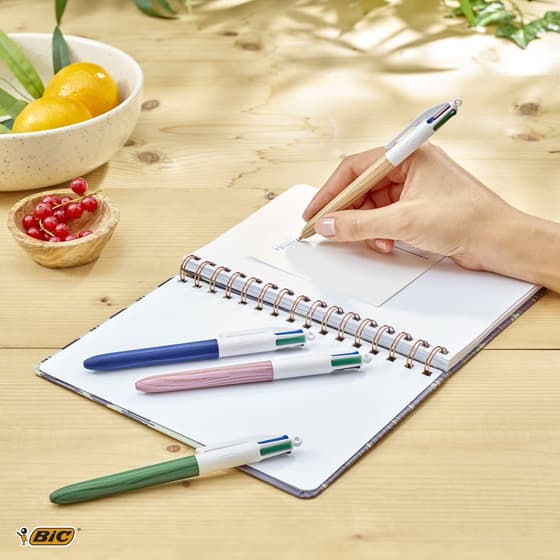 bic508964-stylo-bille-bic-4-couleurs-wood-effect-retractable-et-rechargeable