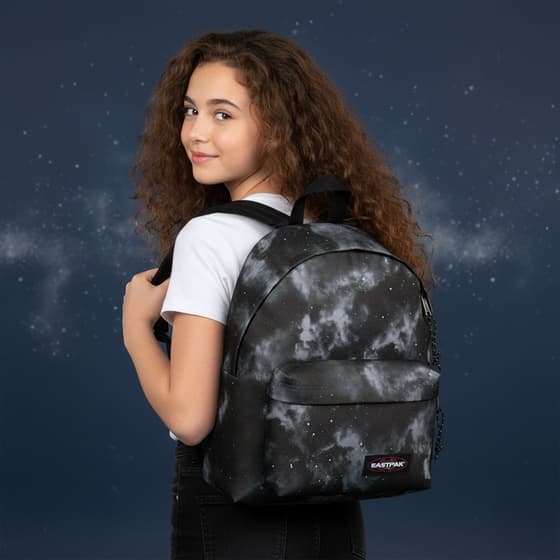 EK0006205W9-Sac-à-dos-EASTPAK-Padded-Pak'r-Space-Clouds-Black-1-compartiment-Noir-2