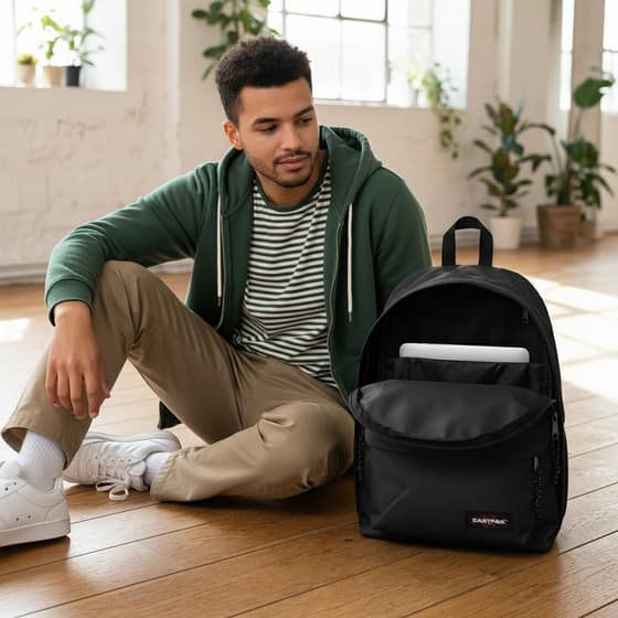 ek0007679j7-sac-a-dos-eastpak-out-of-office-glossy-black-1-compartiment-02