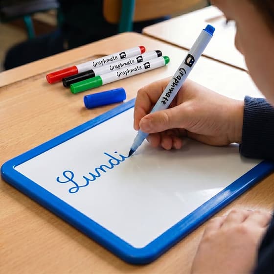 Set de 4 feutres effacables GRAPHMATE pour ardoise blanche - mise en situation 1