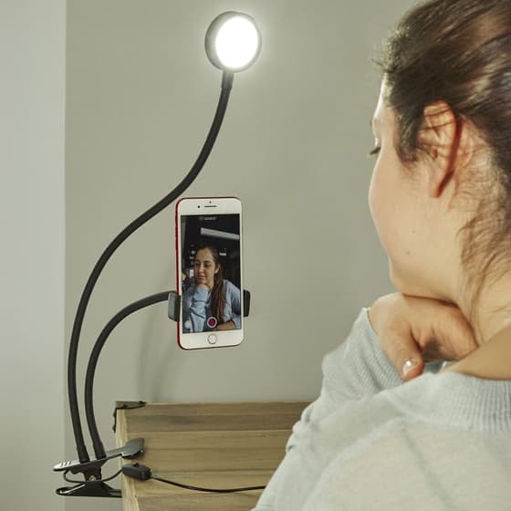 kikus190eu-kit-de-streaming-clipsable-lumiere-led-3-reglages-et-support-telephone-7