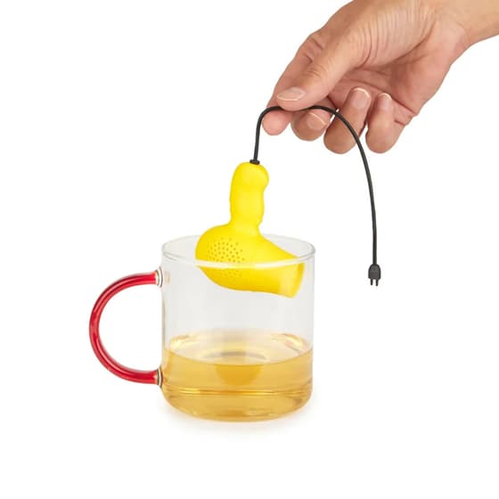 bal27832-infuseur-a-the-en-silicone-jaune-electricitea-balvi-2