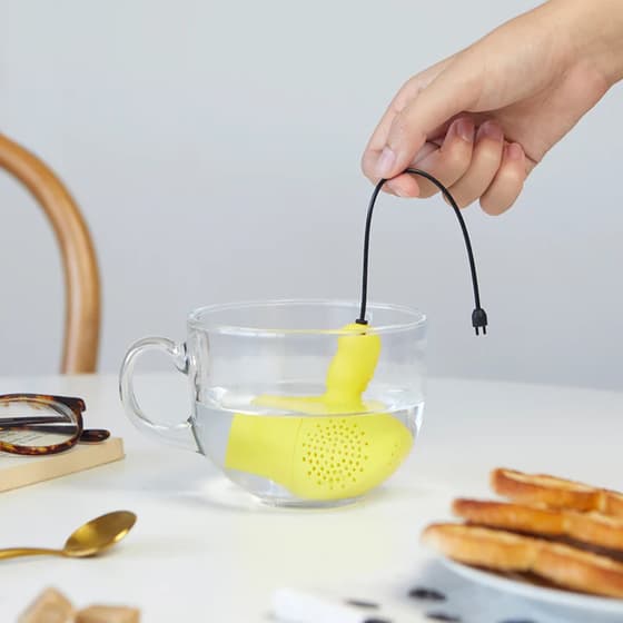 bal27832-infuseur-a-the-en-silicone-jaune-electricitea-balvi-5