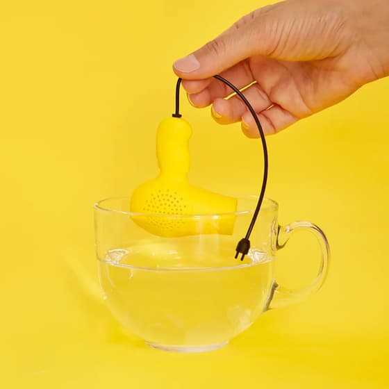 bal27832-infuseur-a-the-en-silicone-jaune-electricitea-balvi-6