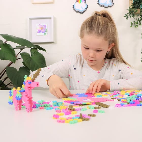 konpp3908-jeu-de-construction-plus-plus-kit-decouverte-licornes-275-pieces-1