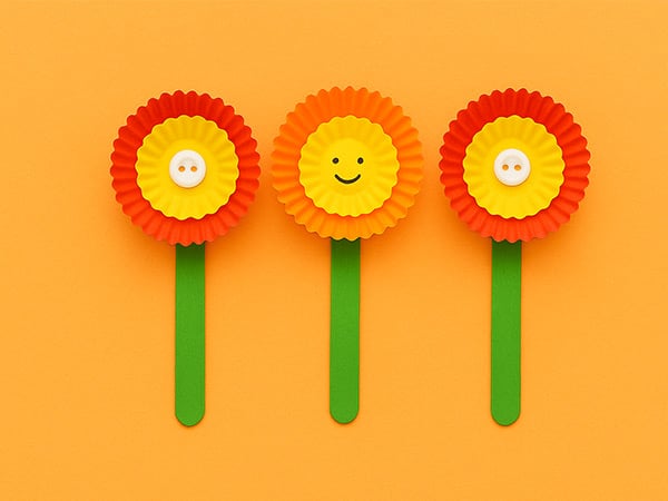 Décorer les fleurs avec un bouton ou un visage