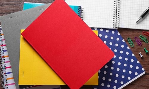Ensemble de cahiers de formats et couleurs différentes