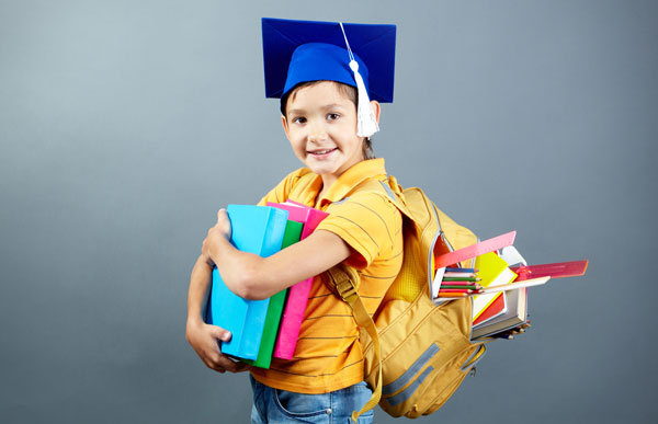 enfant-fournitures-scolaire-plein-les-bras